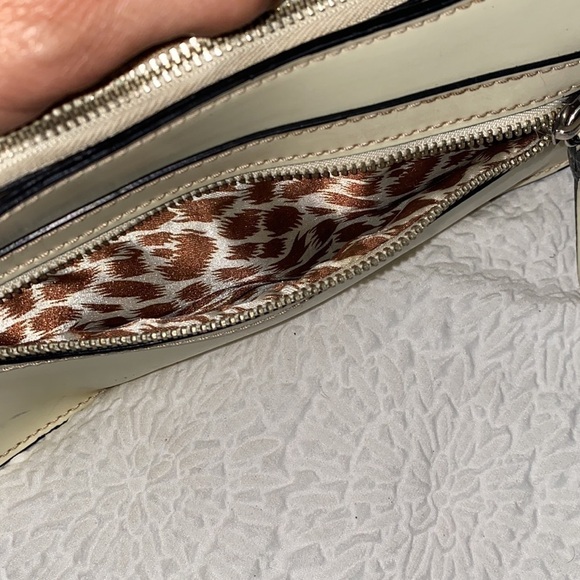 GUESS Satchel Handbag - Picture 11 of 16